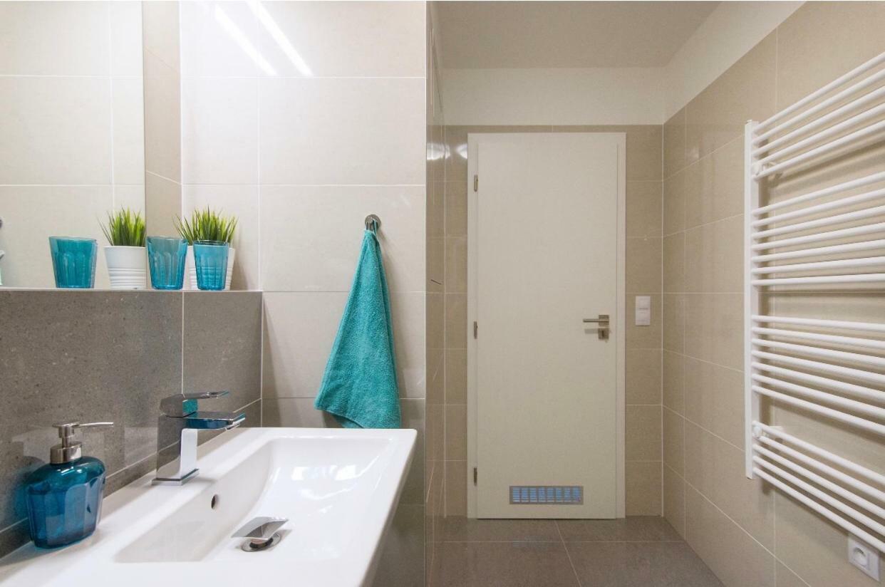 Free Parking In Garage Karolina Plazza, New Cosy Studio With All You Need Prag Exteriör bild
