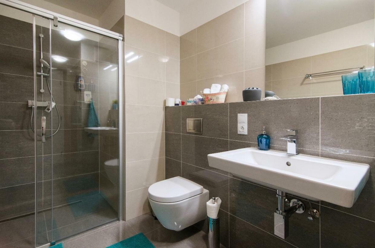 Free Parking In Garage Karolina Plazza, New Cosy Studio With All You Need Prag Exteriör bild