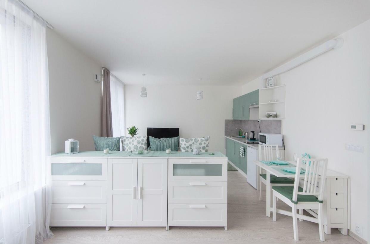 Free Parking In Garage Karolina Plazza, New Cosy Studio With All You Need Prag Exteriör bild