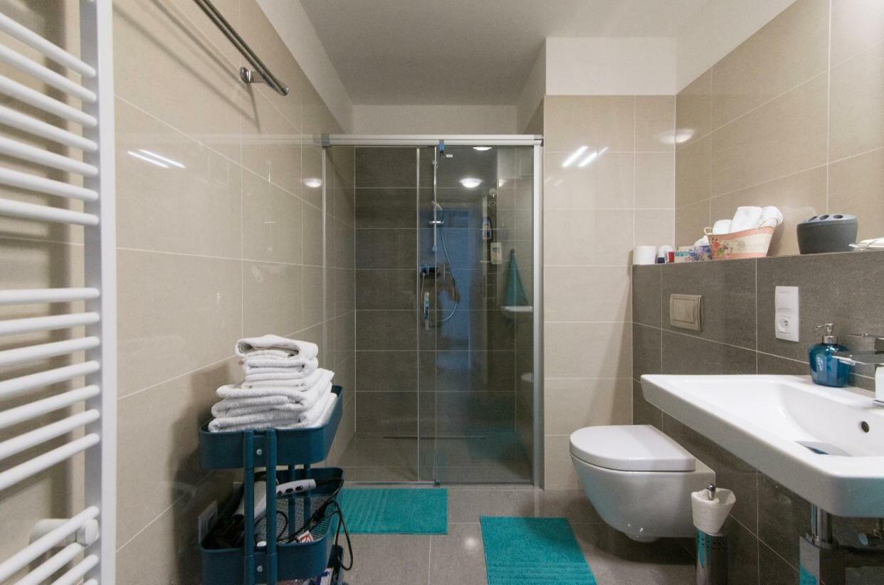 Free Parking In Garage Karolina Plazza, New Cosy Studio With All You Need Prag Exteriör bild