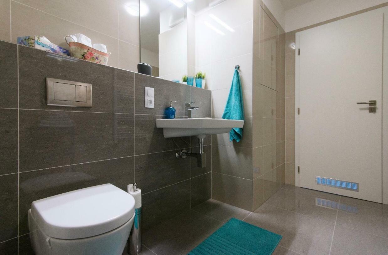 Free Parking In Garage Karolina Plazza, New Cosy Studio With All You Need Prag Exteriör bild